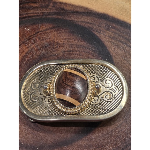 Accessories - Gold Tone Belt Buckle w Horizontal Oval Wood Ornament Western Style